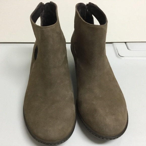 Dansko Bonita tan suede ankle boot with cut outs / EUC - Picture 6 of 16